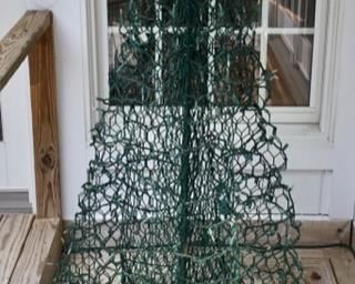 CRAB-POT CHRISTMAS TREE