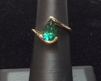 10K GREEN STONE GOLD RING 3.4G SIZE 6
