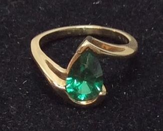 10K GREEN STONE GOLD RING 3.4G SIZE 6