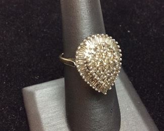 10KT GOLD DIAMOND CLUSTER RING, 5.6G SIZE 7.5