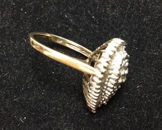 10KT GOLD DIAMOND CLUSTER RING, 5.6G SIZE 7.5