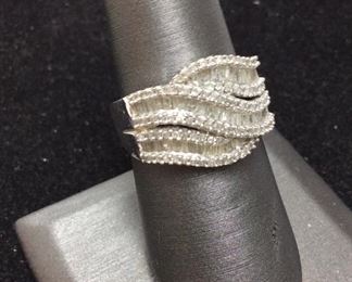 10KT WHITE GOLD DIAMOND CLUSTER RING 4.4G SIZE 8