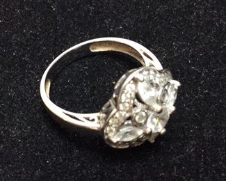 14KT WHITE GOLD RING, CLEAR STONES, 4g SIZE 8.5