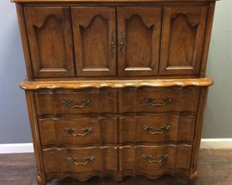 WHITE FINE FURNITURE CHEST OF DRAWERS