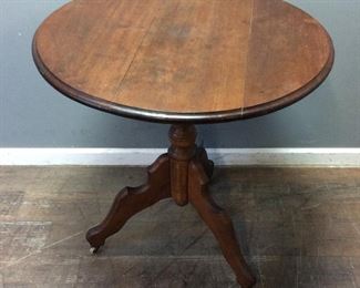 VTG. ROUND TABLE/BRASS WHEELS