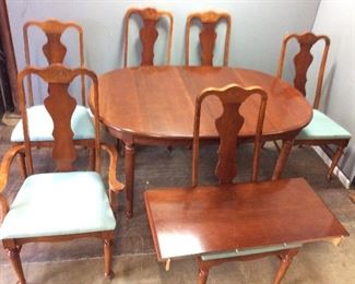BROYHILL FURNITURE CHERRY TABLE AND DINING CHAIRS