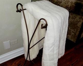 Blanket stand, , faux Fur blanket 