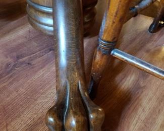 Round oak claw-foot dining table with 6 chairs - view of table's claw foot