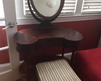 Antique Petite Kidney shaped Vanity with Oval Mirror, Mahogany with String Inlay, circa 1800.