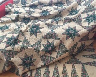 Dahlia Star quilt with wedge border- King size, professionally quilted, excellent condition.