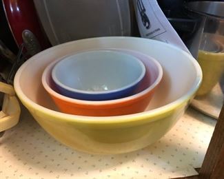 Vintage Pyrex bowls