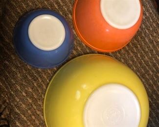 Vintage Pyrex bowls