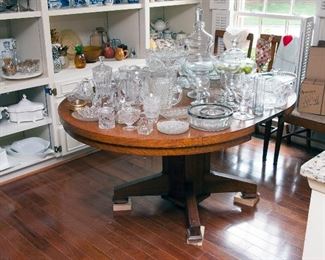 Great tiger oak table and 8 chairs
