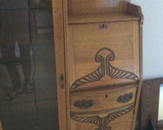 Photo bad, secretary desk good!