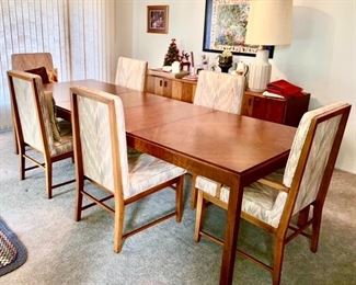 Beautiful vintage dining table w/ 2 leaves and 6 chairs