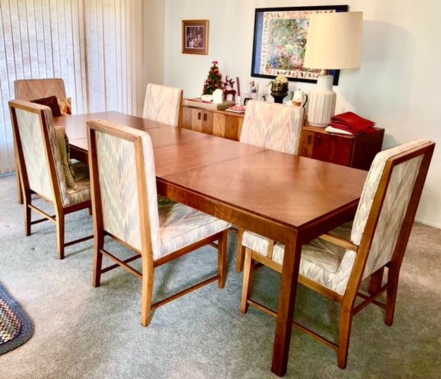 Beautiful vintage dining table w/ 2 leaves and 6 chairs