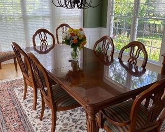 Impeccable Thomasville dining room table and eight chairs