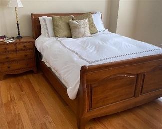 Solid wood sleigh bed