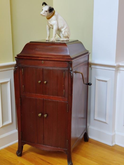 Fabulous Victrola-working order and great condition! Nipper up there keeping an eye out for the new home!