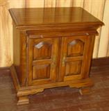 Quality Nightstand w/Slide Out Tray & 1 Drawer Behind Doors