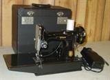 Singer Featherweight Sewing Machine (Runs)