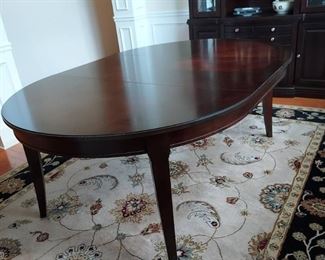 Beautiful Broyhill Oval Dining Room Table with 1 Leaf