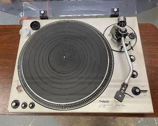 Technics Direct Drive Automatic Turntable SL-1600...good working condition