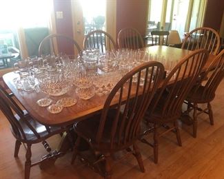 Lovely Oak Table, 8 chairs and 2 leaves