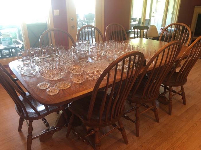 Lovely Oak Table, 8 chairs and 2 leaves