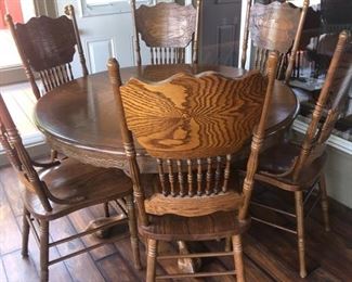 Round Oak Table with 6 chairs