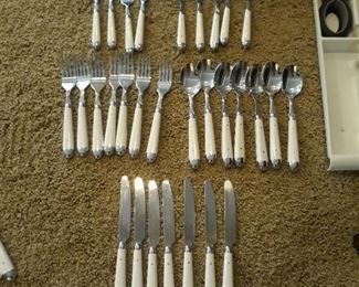 Kitchen flatware set