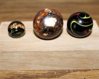 Marble Collector's Identification And Price Guide Book Signed By Author Robert Block, Packaged Shooting Marbles Game, Glass Clay And Acrylic Marbles