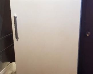 white-Westinghouse 21.2 Cubic Foot Upright Freezer, Model FU211LRW1, 70.5" x 32" x 27"