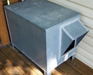 Metal Framed Insulated Doghouse With Wood Insert 28in x 34in x 22in And 24in Pet gate