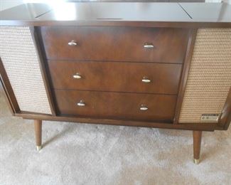 Fab stereo approx size 4.5' X 2.5'