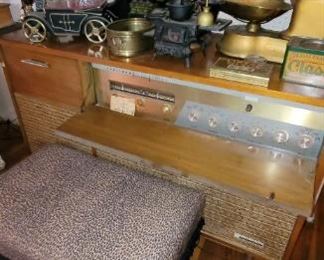 Antique cabinet radio