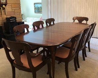 Beautiful Traditional Dining Room Table & Eight Chairs 