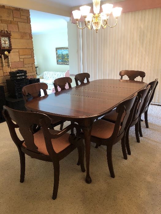 Beautiful Traditional Dining Room Table & Eight Chairs 
