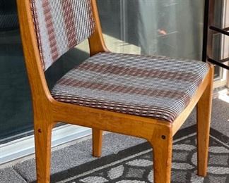 Single MCM Chair 34.5 x 19.5 x 19 75 HxWxD