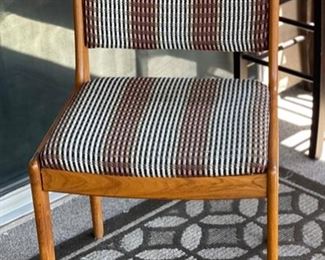 Single MCM Chair 34.5 x 19.5 x 19 75 HxWxD
