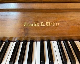 Charles R. Walter Model 1520 Concert Console Piano 43.5x58x25.5in HxWxD