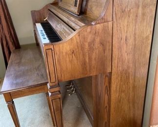 Charles R. Walter Model 1520 Concert Console Piano 43.5x58x25.5in HxWxD