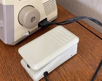 Bernina Bernette 200 B Serger Sewing Machine 11x12x8in HxWxD