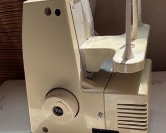 Singer Ultralock 14U52A Serger Sewing Machine 10x10.5x9.5in HxWxD