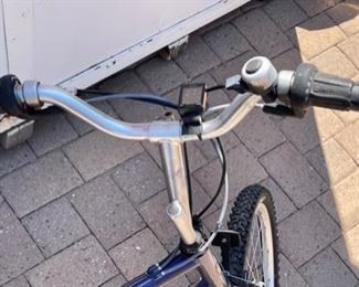 TREK Mountain Track 830 Bike 23