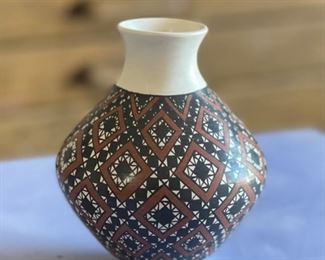 Mata Ortiz Pot Ani Rodriguez Pueblo Pottery	4.5x3.75in	HxWxD
