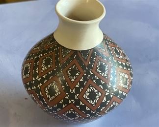 Mata Ortiz Pot Ani Rodriguez Pueblo Pottery	4.5x3.75in	HxWxD
