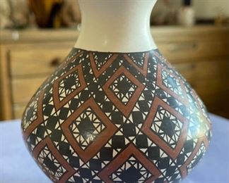 Mata Ortiz Pot Ani Rodriguez Pueblo Pottery	4.5x3.75in	HxWxD
