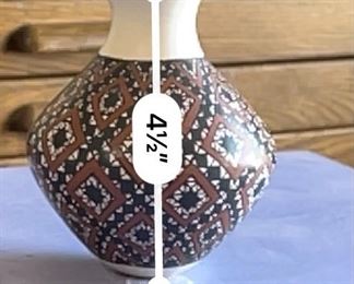 Mata Ortiz Pot Ani Rodriguez Pueblo Pottery	4.5x3.75in	HxWxD
