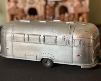 Pottery Barn Airstream Flying Cloud Model 1/18 Diecast Aluminum Toy	4.5x4.5x12in	HxWxD

